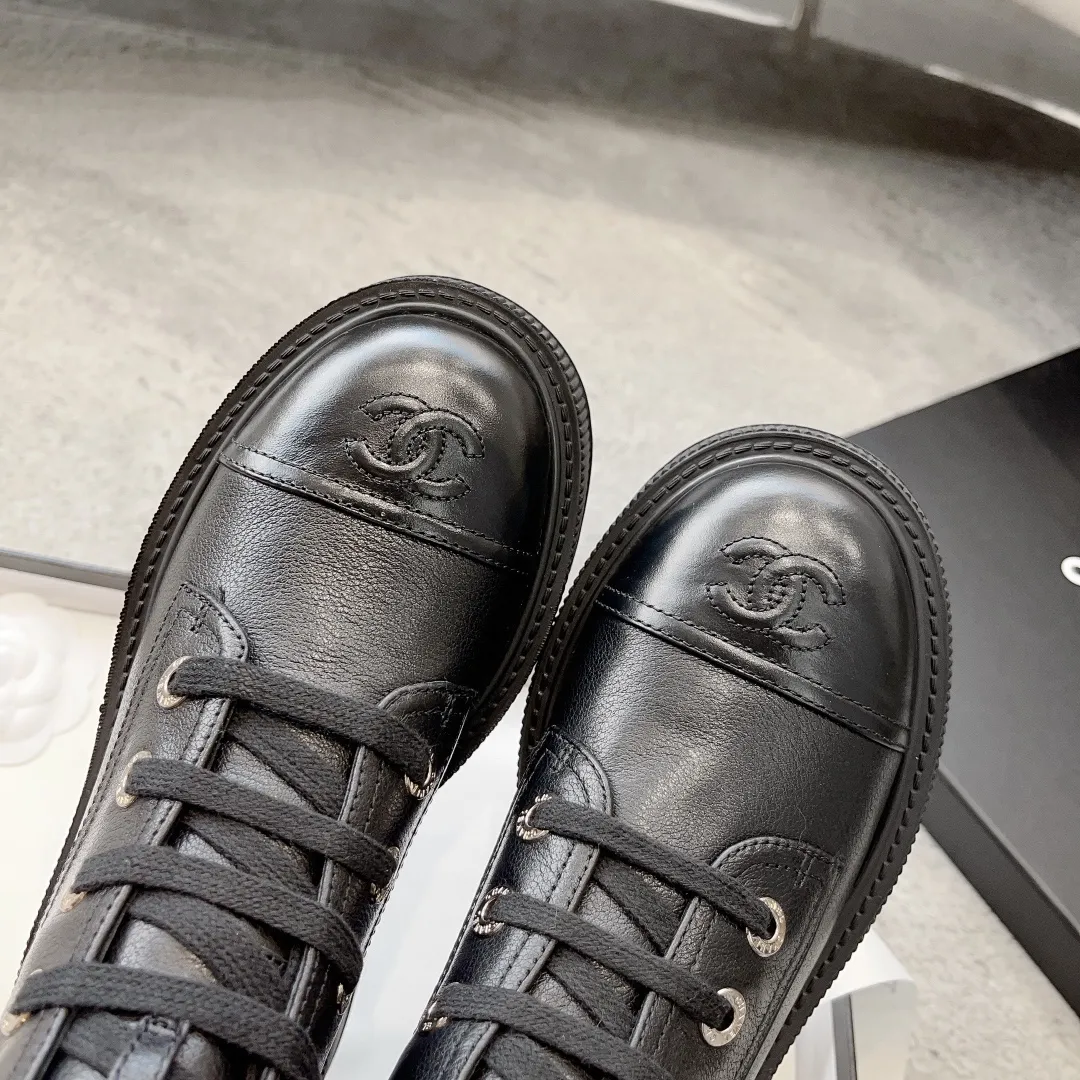 👟👟Ex-factory price 560☀️☀️Women’s shoe factory Chanel23b Xiaoxiang new autumn and winter thick-soled Martin boots! I really love this style. It’s irresistibly luxurious and gorgeous. It’s a must-have for girls. The instep strap design is easy to put on and take off. ▪Pebbled cowhide upper ▪Sheep leather lining ▪Heel height 5cm ▪Original molded combined outsole ▪Size: 35-40 (customized for 40)